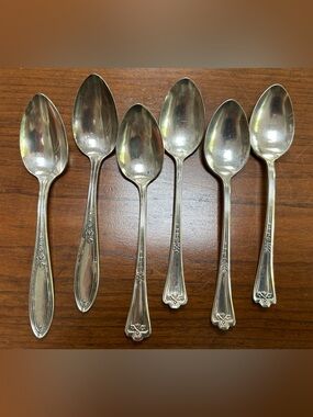 6 Tiny silverplated spoons, mixed pattern 2 + 4 close to each other patterns.
